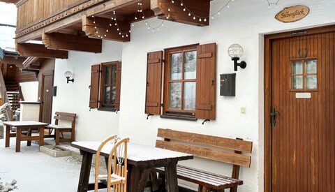 Weite Terrasse mit Hauseingang